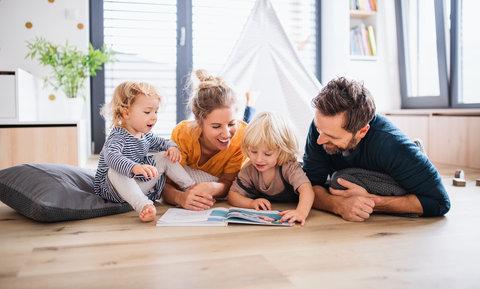 Familie liest gemütlich ein Buch Familie liest gemütlich ein Buch