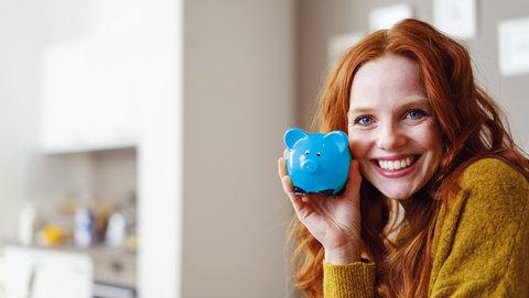 Frau mit blauem Sparschwein Frau mit blauem Sparschwein