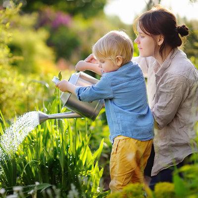 Mutter und Kind im Garten ihres Hauses Mutter und Kind im Garten ihres Hauses