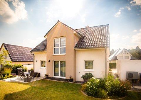 Gartenansicht vom HELMA-Haus von Familie Richter Gartenansicht vom HELMA-Haus von Familie Richter