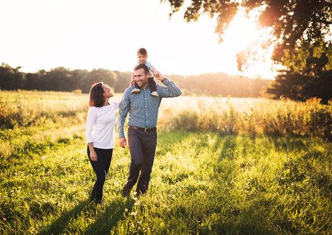 Familie beim Spaziergang durch Wald und Wiesen Familie beim Spaziergang durch Wald und Wiesen