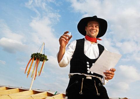 Zimmermann beim Sprechen des Richtspruches Zimmermann beim Sprechen des Richtspruches