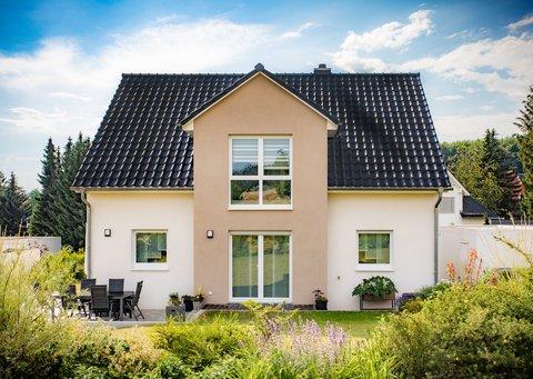 Massivhaus mit Erker Ansicht vom Garten Massivhaus mit Erker Ansicht vom Garten