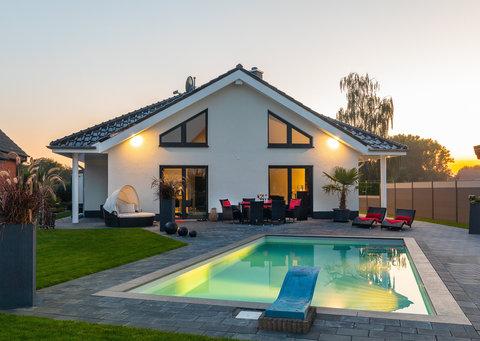 Bungalow mit Pool von HELMA Bungalow mit Pool von HELMA