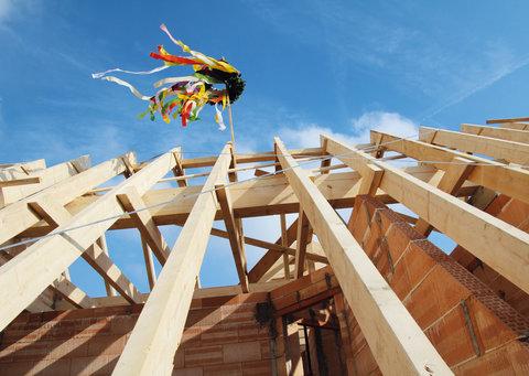 Richtkranz auf dem Dachstuhl Richtkranz auf dem Dachstuhl