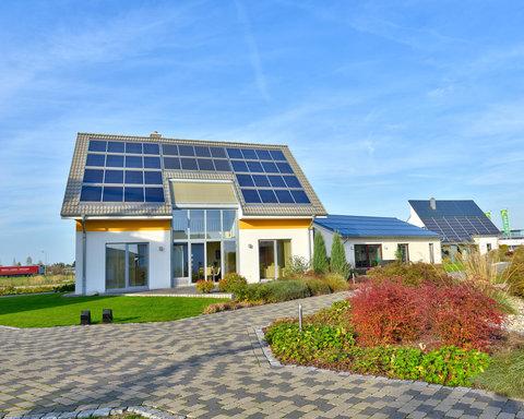 Energiespartechniken: Einfamilienhaus von HELMA mit Solar- und Wohnraumlüftungsanlage Energiespartechniken: Einfamilienhaus von HELMA mit Solar- und Wohnraumlüftungsanlage