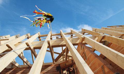 Richtkranz auf einer Dachkonstruktion Richtkranz auf einer Dachkonstruktion