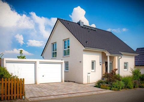 Massivhaus mit Garage Ansicht von der Straße Massivhaus mit Garage Ansicht von der Straße