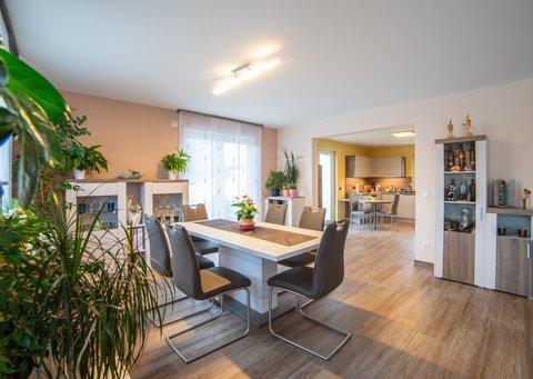 Esszimmer und Küche im Erdgeschoss Esszimmer und Küche im Erdgeschoss