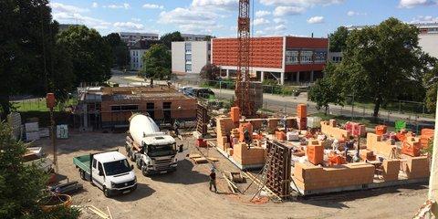 Baustelle: Häuser im Rohbau Baustelle: Häuser im Rohbau