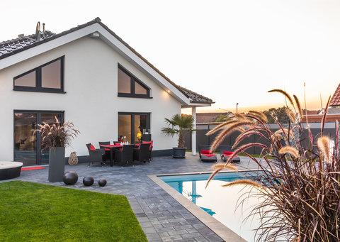 Bungalow mit Garten von HELMA Bungalow mit Garten von HELMA