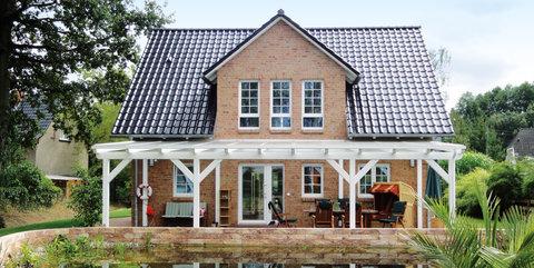 HELMA-Referenz Einfamilienhaus mit Teich HELMA-Referenz Einfamilienhaus mit Teich